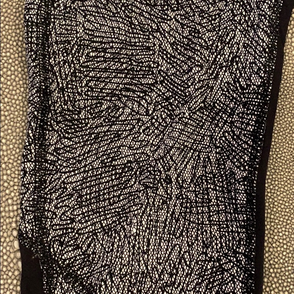 Lululemon black and white cropped leggings - Picture 2 of 4